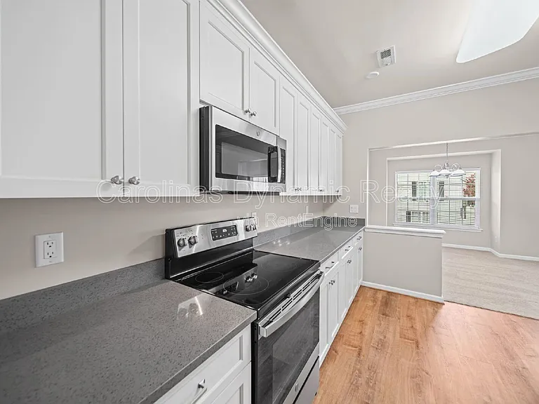 1526 Royal Auburn Ave — Photo 10