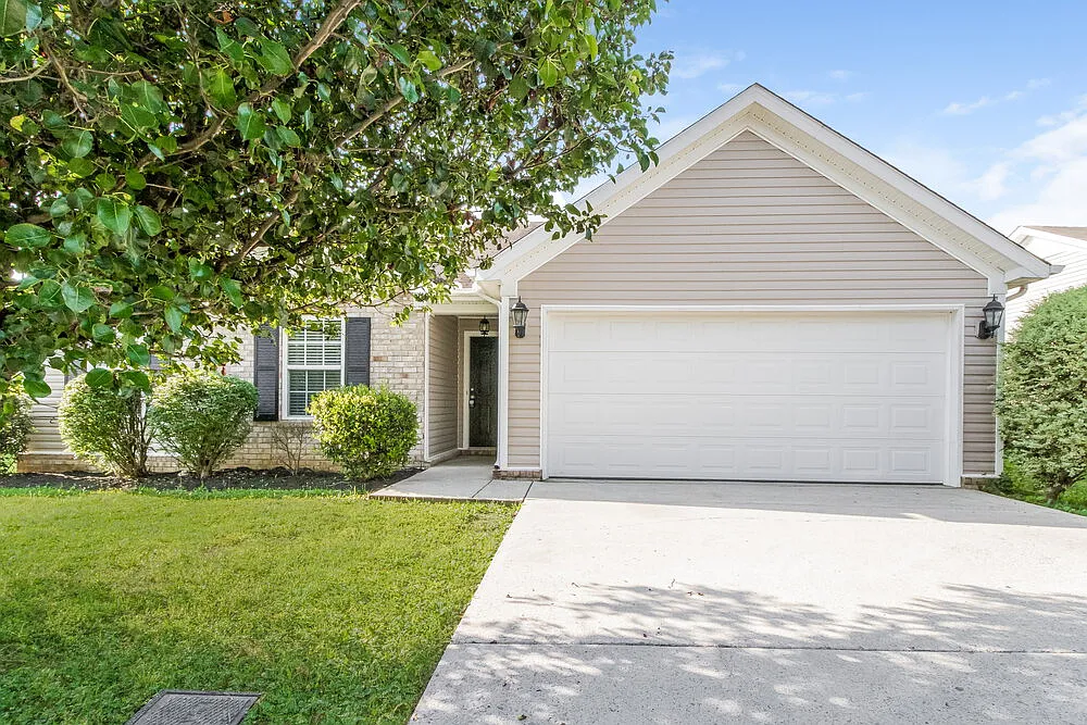 3 bed, 2.0 bath, 1357 sqft, $2,165 — Photo 1