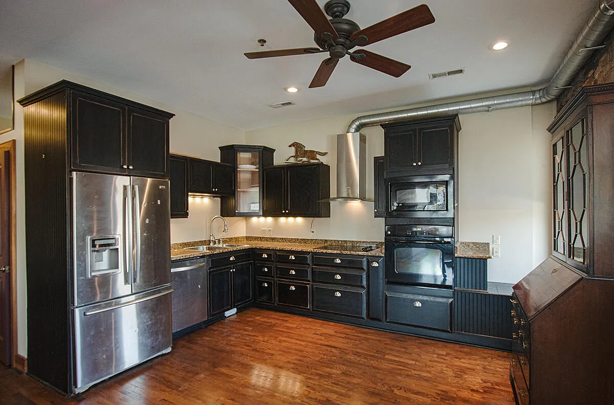 2 bed, 1921 sqft, $2,300 — Photo 1
