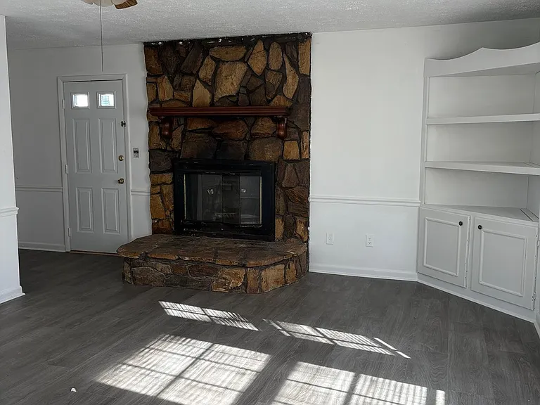 14892 Smith Dr — Photo 2
