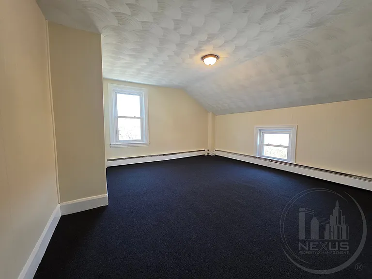  9 Sue St 2-Floor 3b/1b Heatincluded Newfloors Freshpaint Catsok! Prkg — Photo 1