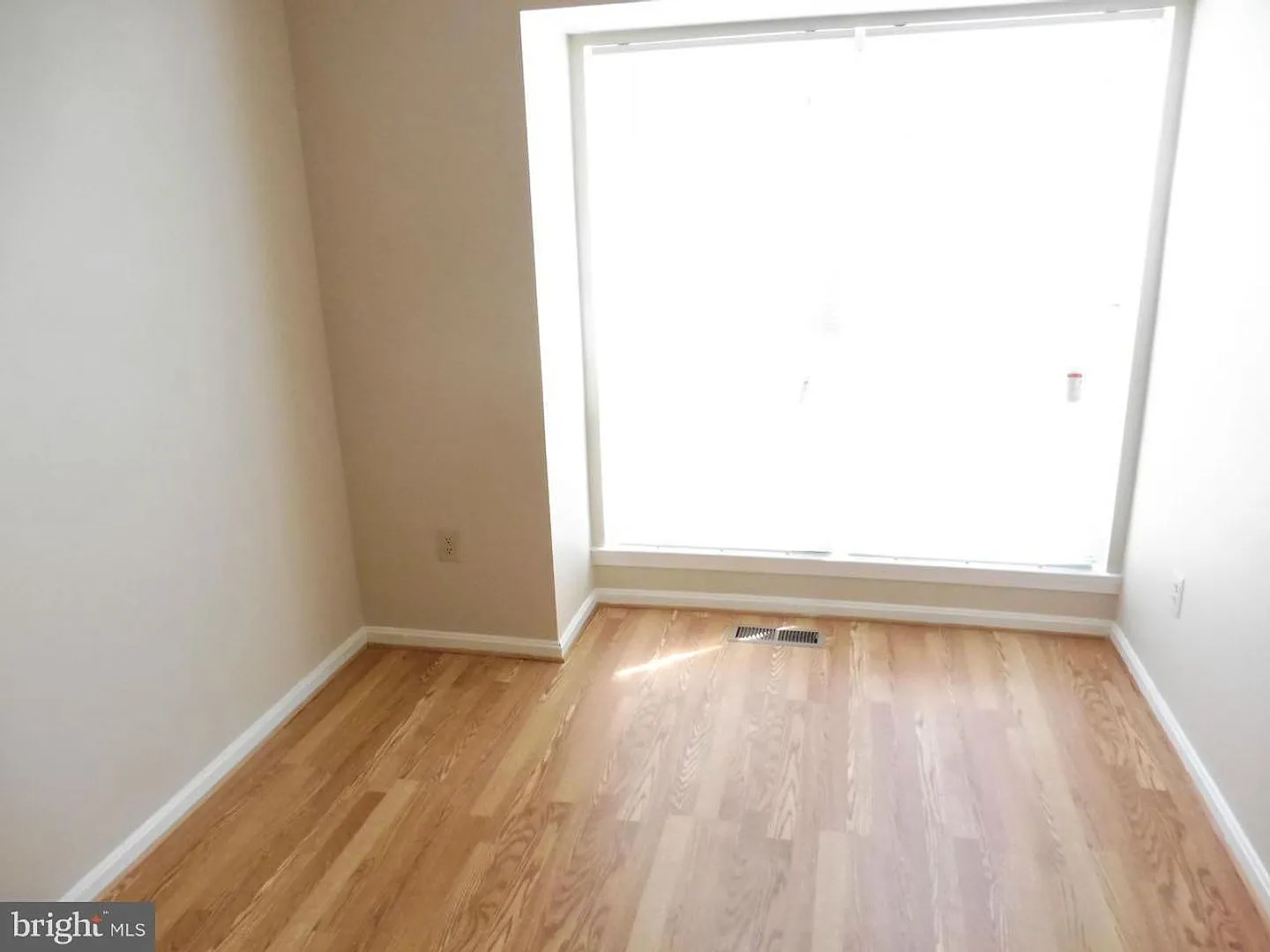 Spacious 3 Bedroom 2.5 Bathroom Townhome Is Immediately Available In Olney — Photo 4