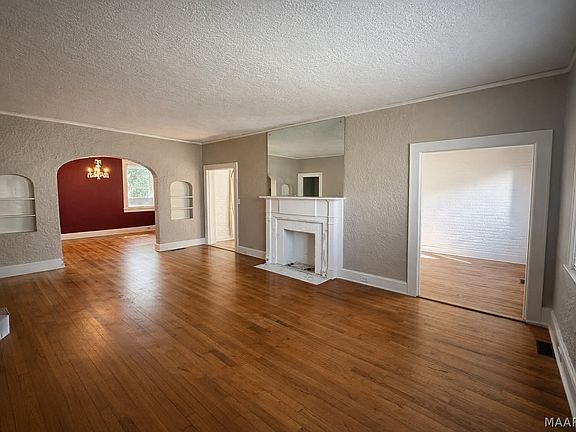 3rd image of 3165 Lexington Rd