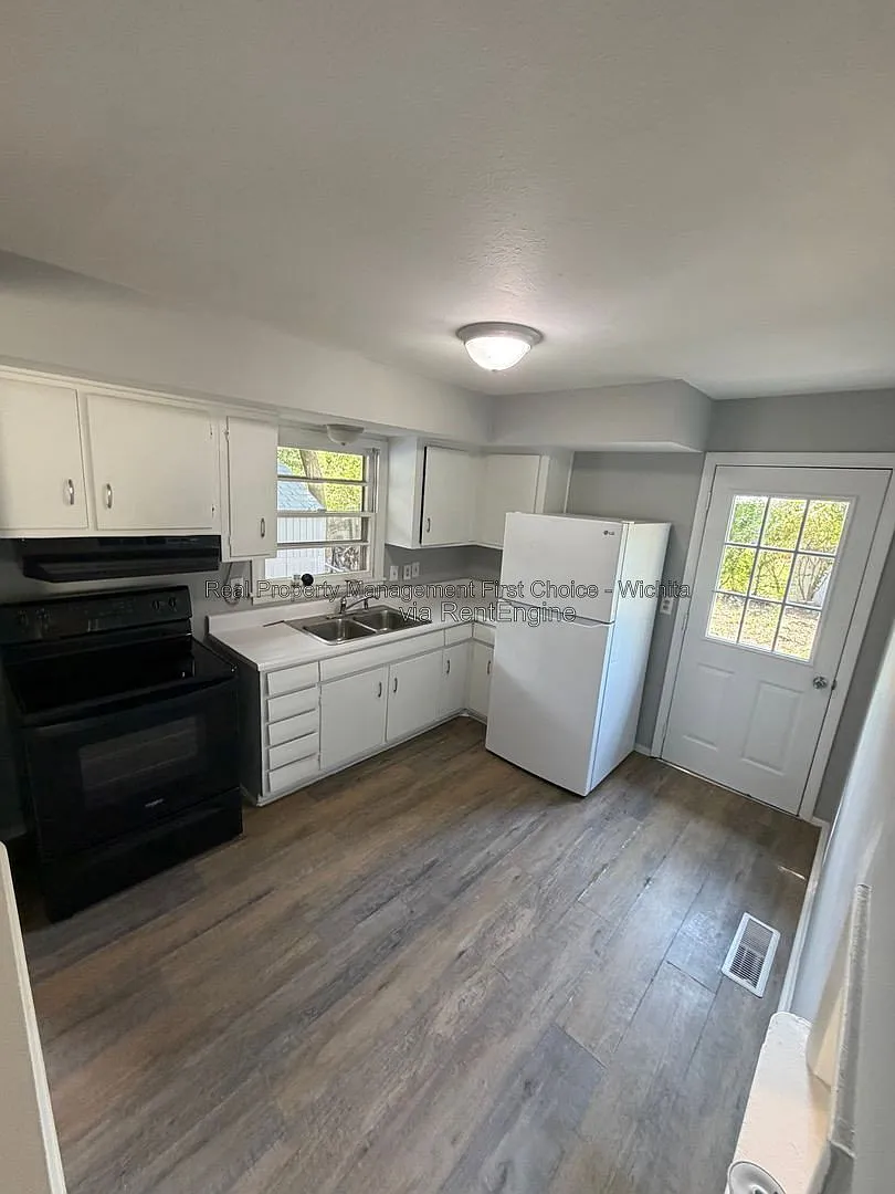 2 bed, 1.0 bath, 880 sqft, $1,100 — Photo 3