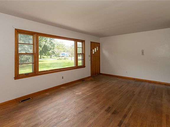 4th image of 5736 Garden Dr
