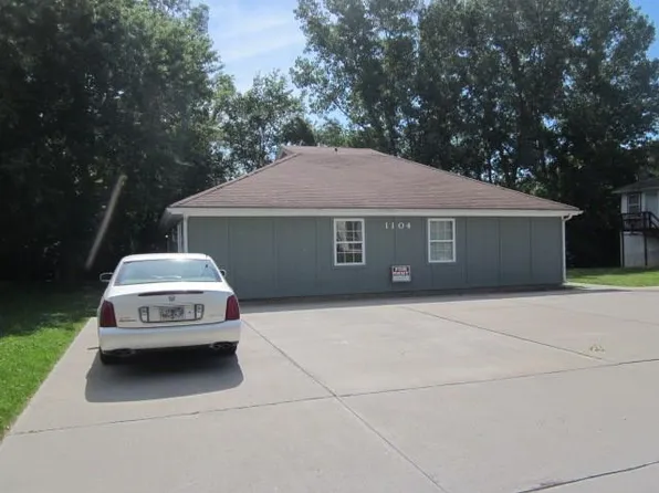 1104 N 4th St, Lansing, KS 66043