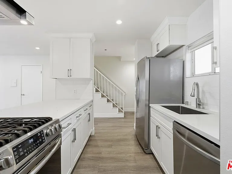 1120 Irolo St #102 — Photo 2