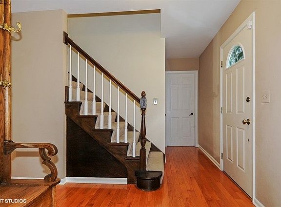 3rd image of 919 Knoll Dr