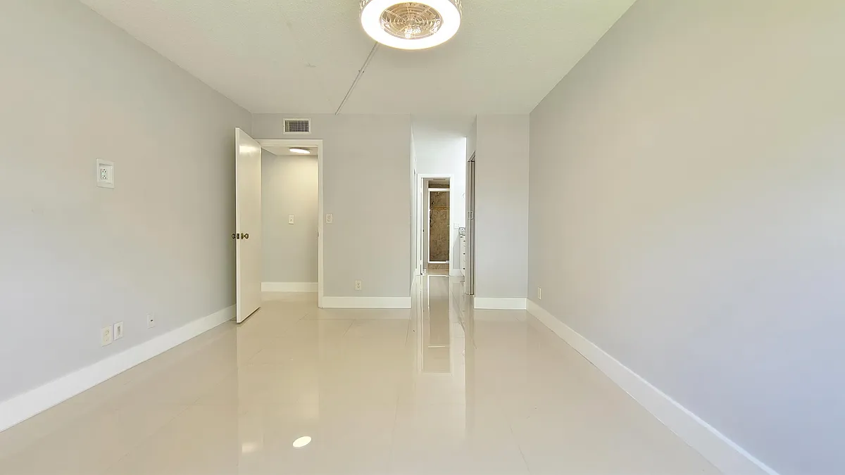 Building Photo - 1929 SW 15th St #1-41