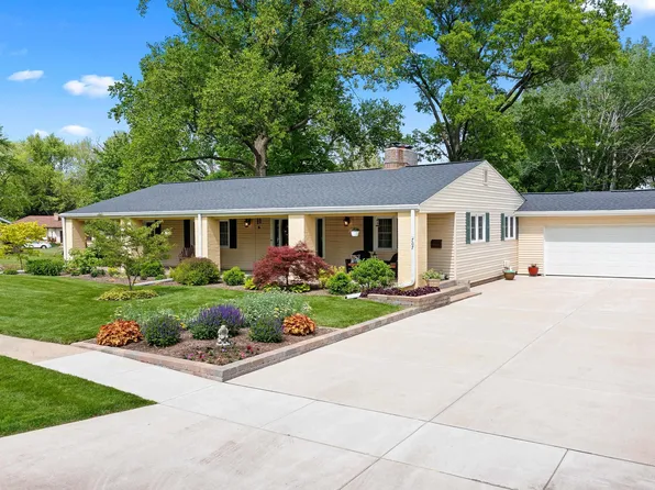 707 Crestview Dr, Washington, IL 61571