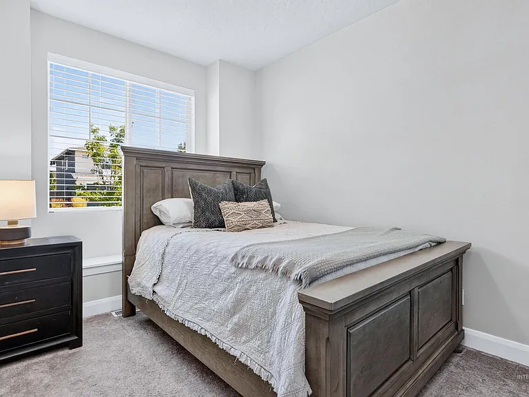 3829 E Huntly St — Photo 11