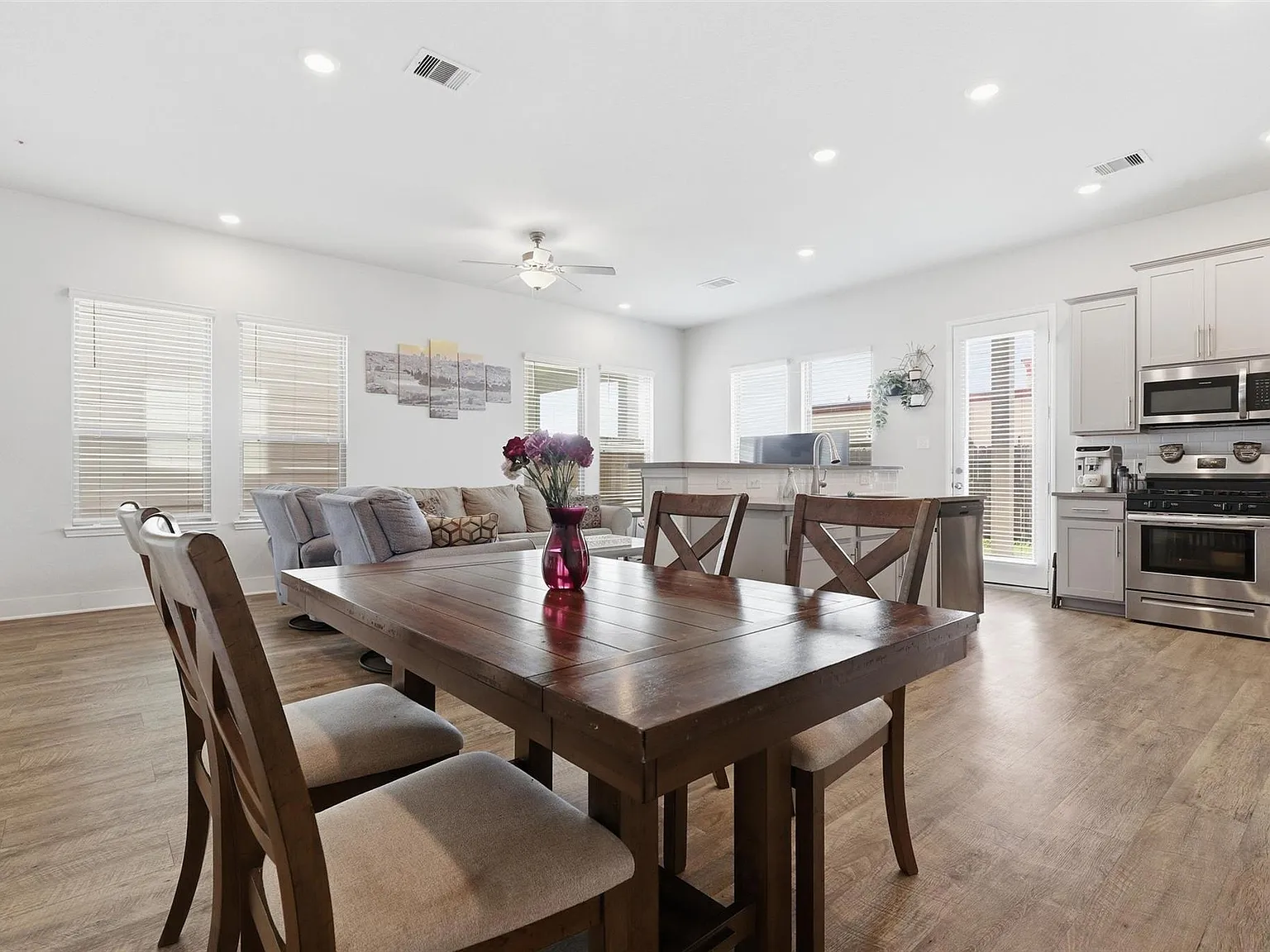 3 bed, 2.5 bath, 1768 sqft, $2,250 — Photo 3
