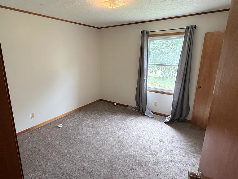 102 Fairfield Rd W — Photo 8