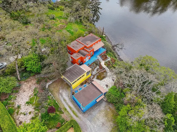 3711 Grange Rd, Saanich, BC V8Z 4S9