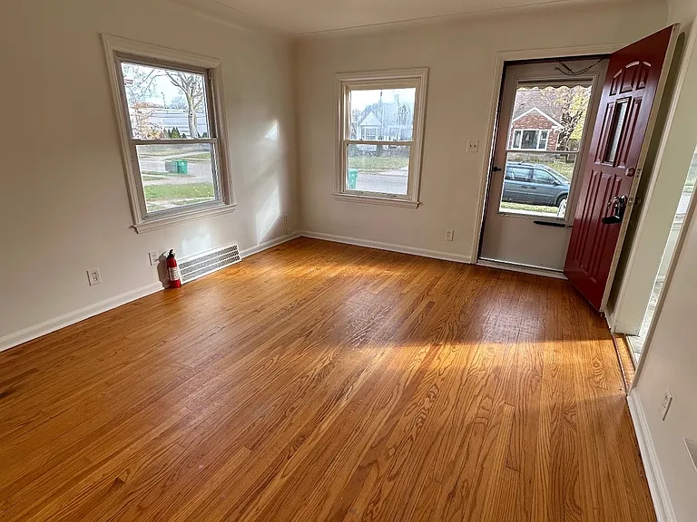 16231 Forest Ave — Photo 3