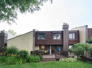 164 Cascade Dr, Indian Head Park, IL 60525