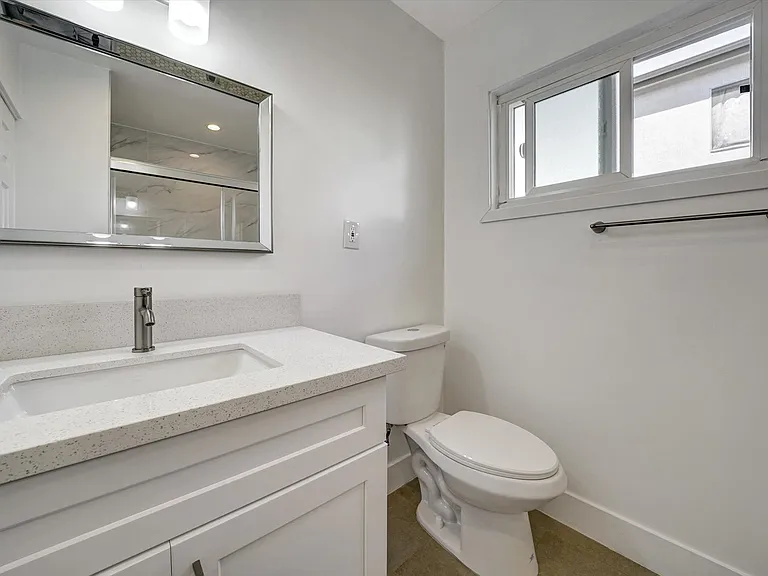 2040 S Sherbourne Dr — Photo 24