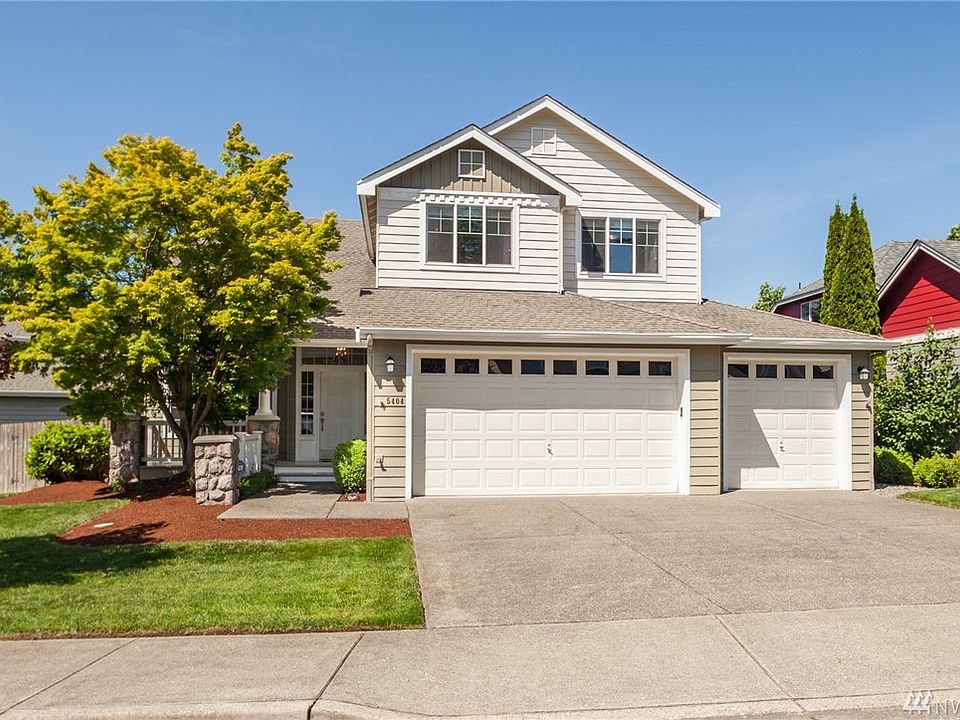 Welcome to this beautifully-maintained Lakeland home!
