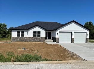 907 Anna Rose Ct, Germantown, IL 62245