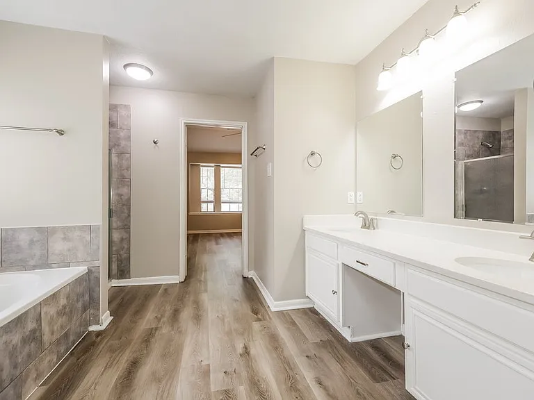18450 Hollow Oaks Cir — Photo 12