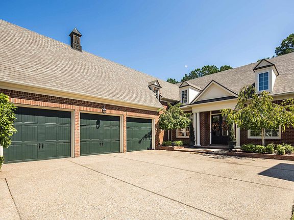 3rd image of 1872 E Laurel Hollow Ln