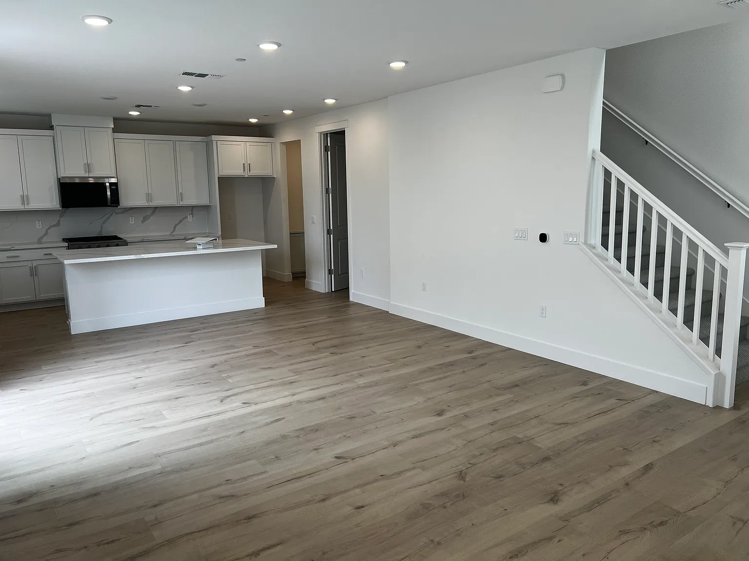 3 bed, 2.5 bath, 2250 sqft, $3,100 — Photo 2