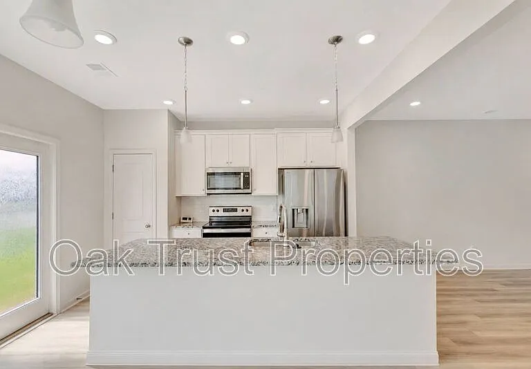 500 Trotters Ln — Photo 11