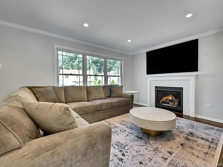 4 Lorraine Dr — Photo 6