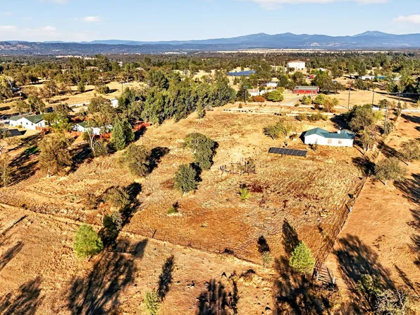 11708 Homestead Ln, Redding, CA 96003
