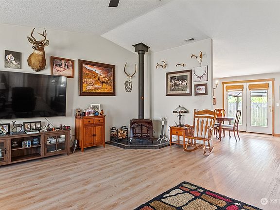 4th image of 405 Brierwood Court SE