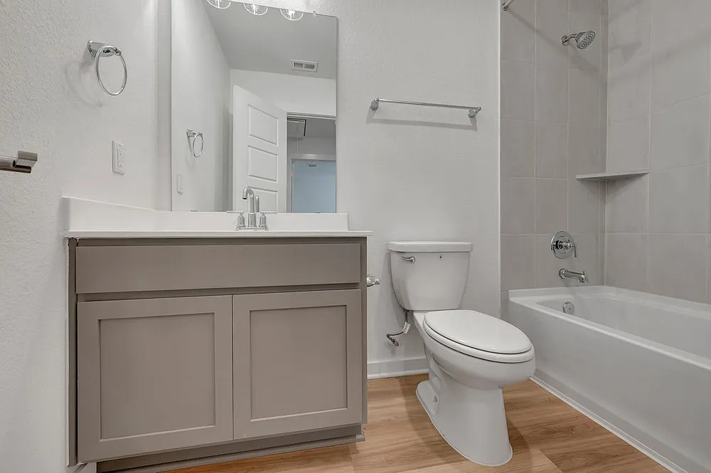 3 bed, 1330 sqft, $900 — Photo 4