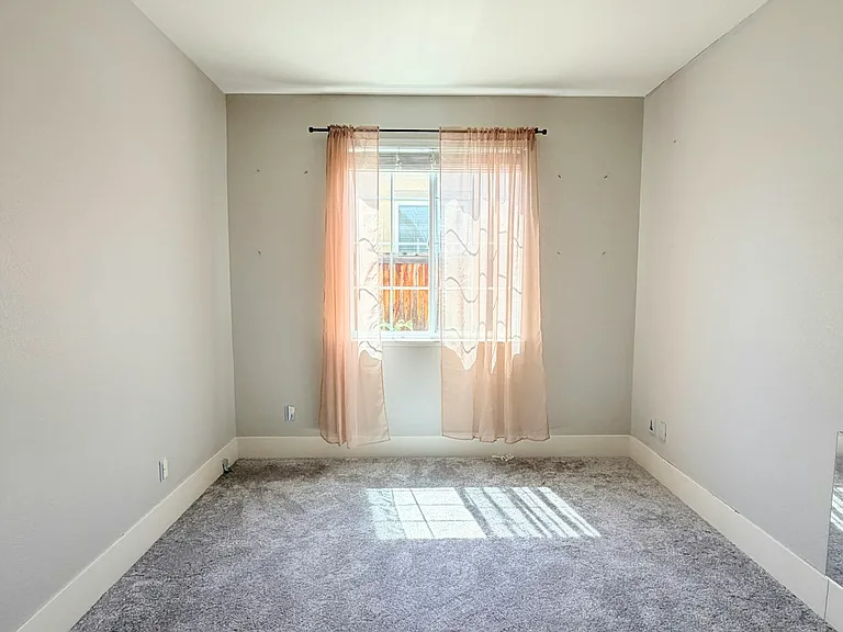 850 Monterey Ct — Photo 12