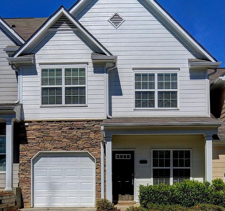 Front with 2 parking spot