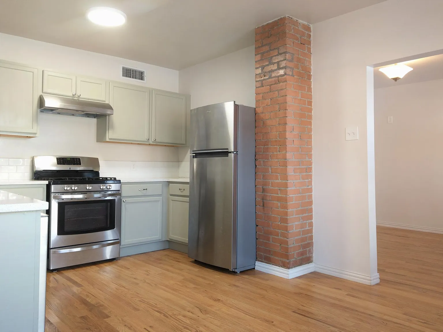 1 bed, 1000 sqft, $1,995 — Photo 2