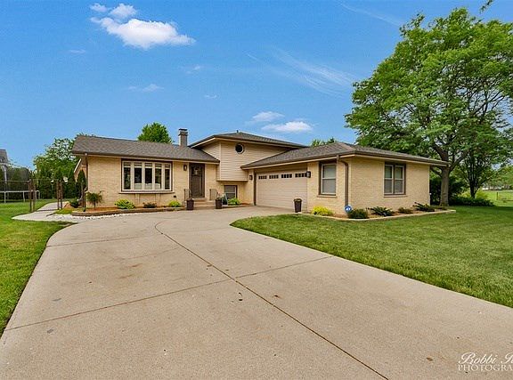 3 LEVELS OF LIVING WITH LONG DRIVEWAY ENOUGH PARKING FOR FRIENDS AND FAMILY!