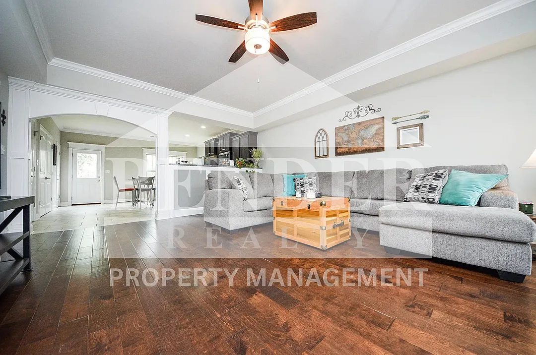 Price Reduced Beautiful Townhome- Showings By Appointment Only — Photo 3