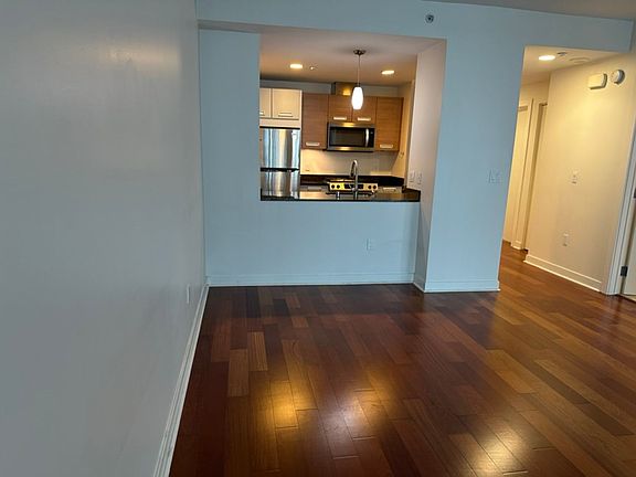 5th image of 300 Berry St #422