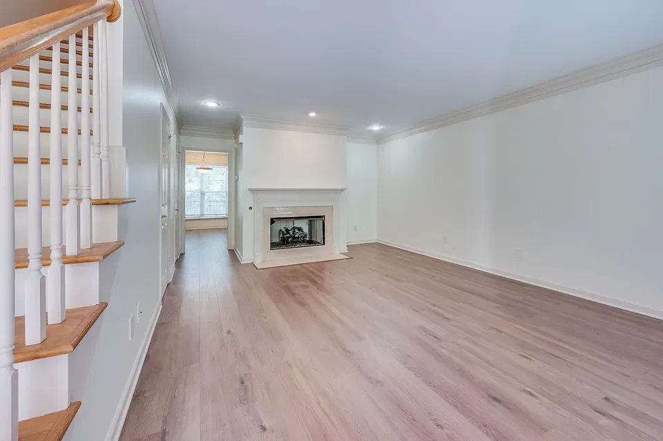 3 bed, 2.5 bath, 1973 sqft, $2,350 — Photo 3