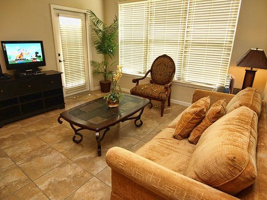 BP3C904-522-living-area-with-flat-screen-tv