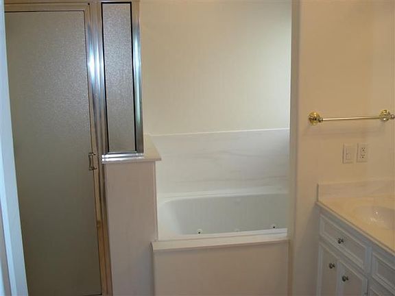 4th image of 3214 Glastonbury Dr