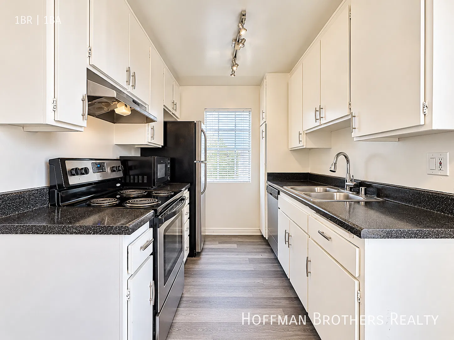 **1 Month Free**Rehabbed Mid-City One-Bedroom With Updated Kitchen, On-Site Laundry, A/C & Parking!! — Photo 2