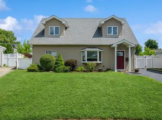 15 Budd Ct, Bethpage, NY 11714