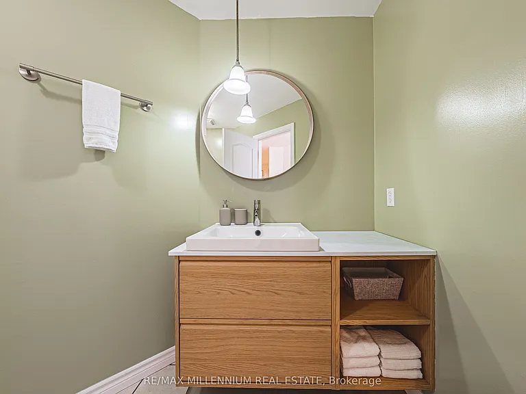 135 James St S #1401 — Photo 23