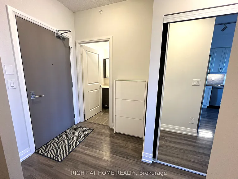 7165 Yonge St #705 — Photo 2