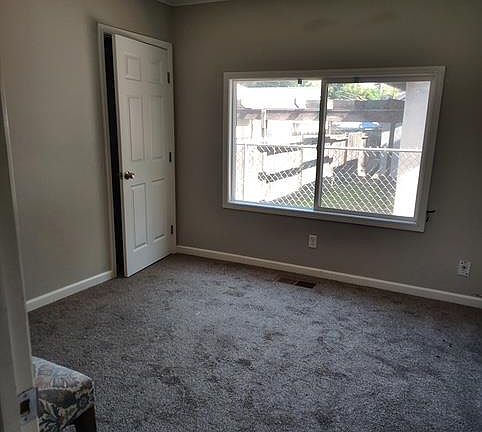 4th image of 217 Semple St