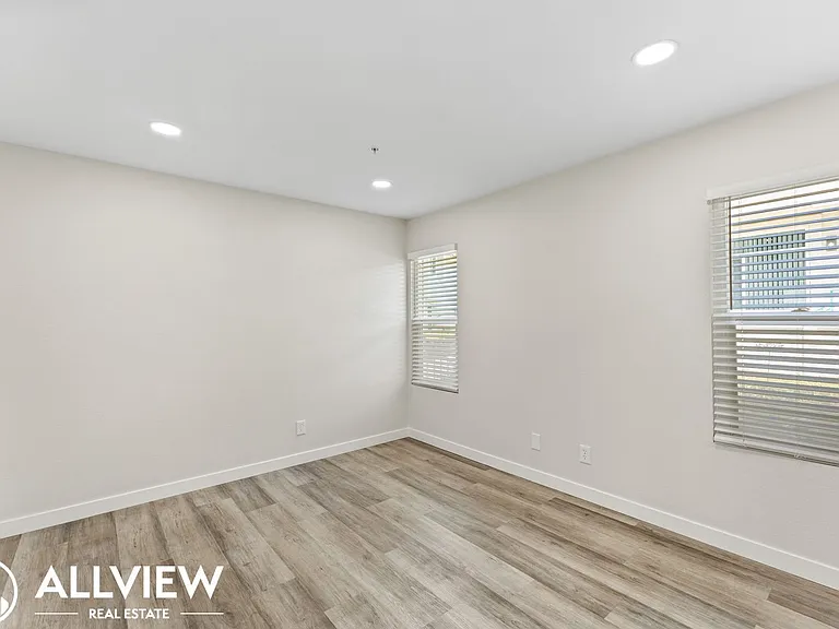 2418 Huntington Street — Photo 15