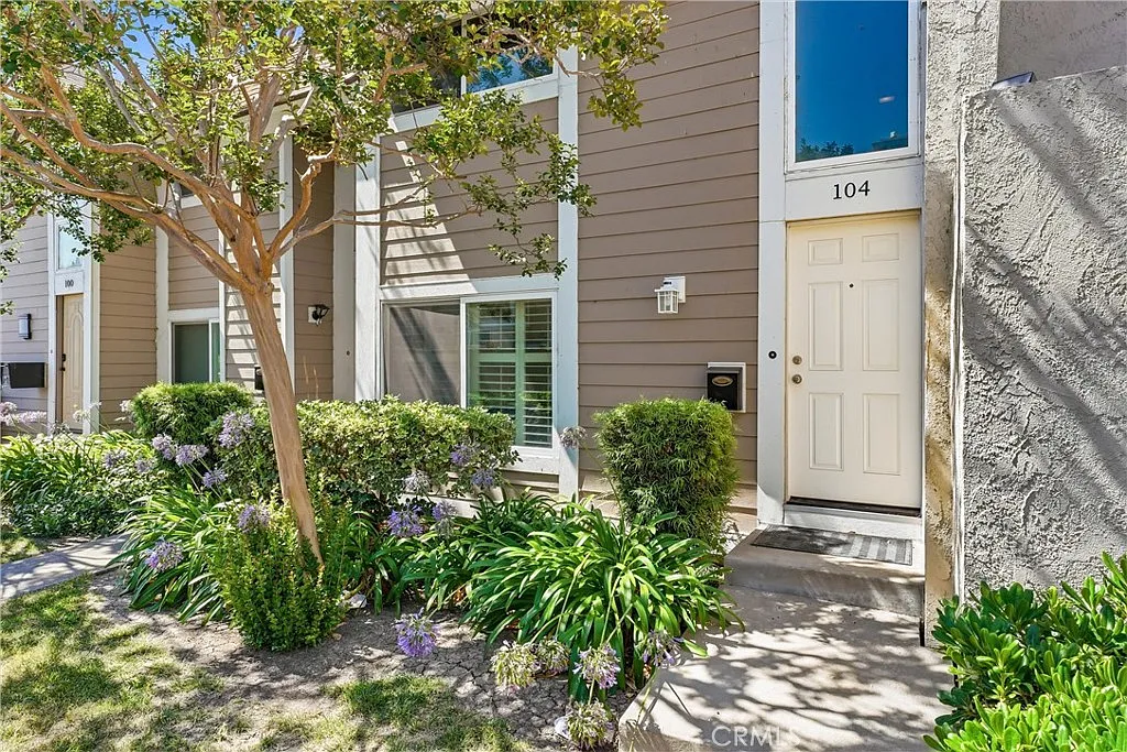 2 bed, 1078 sqft, $3,950 — Photo 1