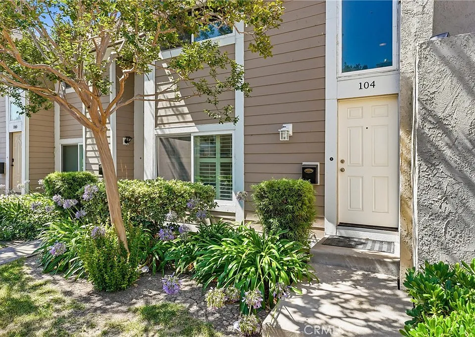 104 Oval Rd