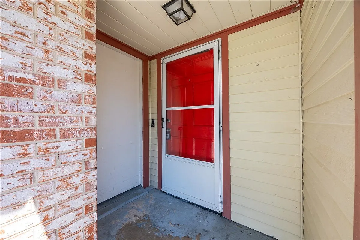 Photo 1 of 24 - 5424 Prince Dr - Lake Dallas, TX Primary Photo - 5424 Prince Dr