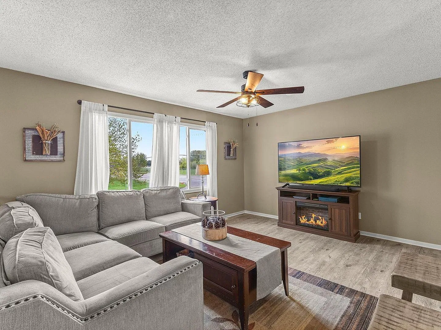 4 bed, 2.0 bath, 1609 sqft, $2,695 — Photo 2